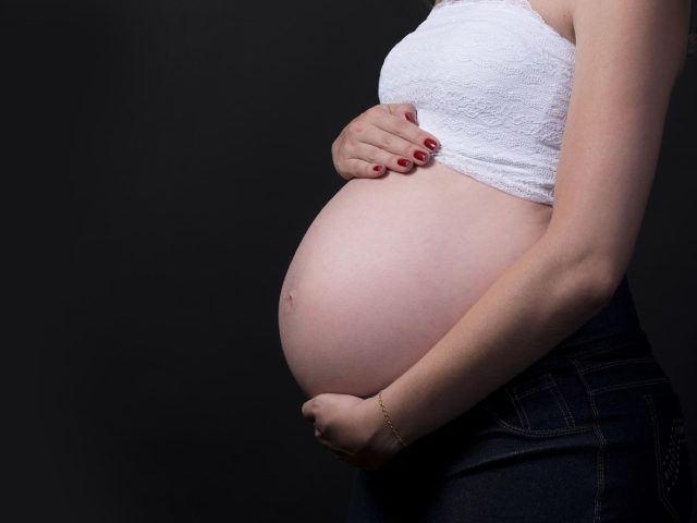 Ajuster une gaine pendant la grossesse et post‑partum