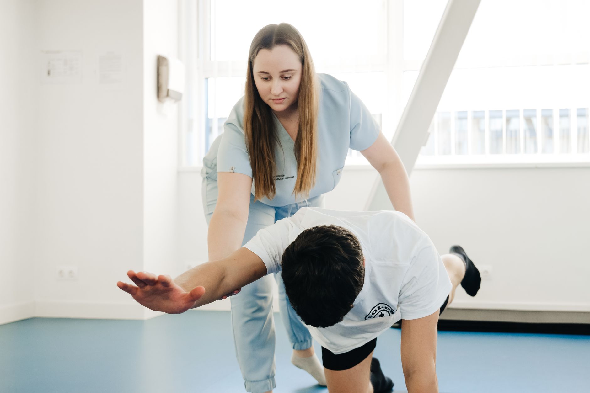 Exercices de mobilité pour porter une gaine sans douleur
